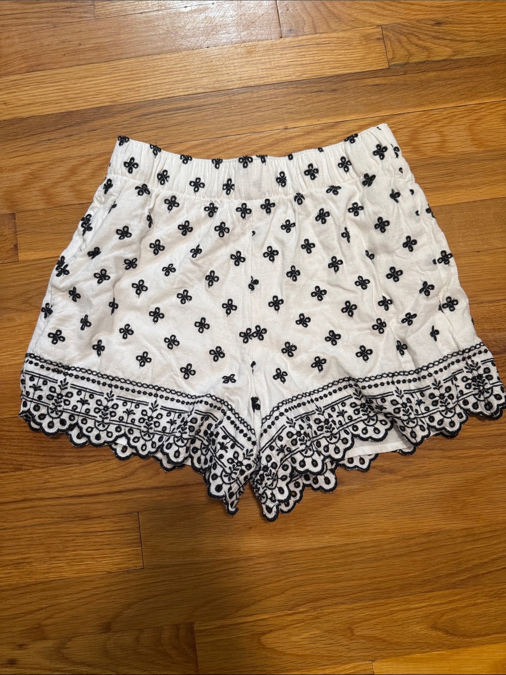Abercrombie and Fitch White & Black Embroidered Lace-Hem Women’s Shorts
